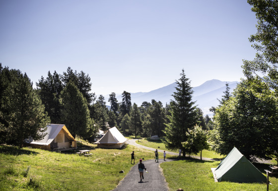 Hébergement glamping à Huttopia Font-Romeu, Languedoc-Roussillon, entouré de montagnes et de forêts.