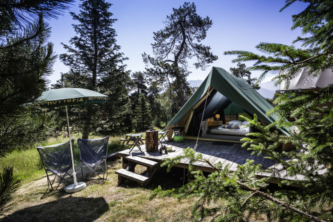 Glamping accommodatie bij Huttopia Font-Romeu in Languedoc-Roussillon, luxe tent in een bosrijke omgeving.