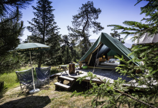 Alojamiento glamping en Huttopia Font-Romeu, Languedoc-Roussillon, con tienda de lujo y entorno natural.