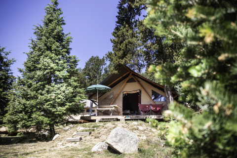 Glamping indkvartering ved Huttopia Font-Romeu - Glamping Languedoc-Roussillon, telt omgivet af fyrretræer.