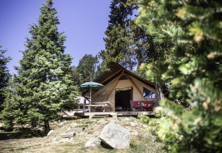 Alojamiento glamping en Huttopia Font-Romeu - Glamping Languedoc-Roussillon, tienda entre pinos.