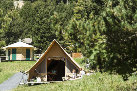 Alojamiento glamping en Huttopia Font-Romeu, Languedoc-Rosellón, con tiendas y cabañas entre la naturaleza.