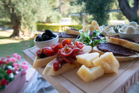 Charcuteribræt med ost, oliven, salat og brød ved Vacanze col Cuore: Vallicella Glamping Resort i Toscana.