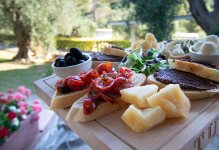 Käse- und Antipasti-Platte im Freien im Vacanze col Cuore: Vallicella Glamping Resort in der Toskana.