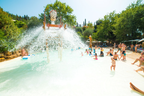 Børn og familier leger i vandlandet på Vallicella Glamping Resort under den varme sol i Toscana, Italien.