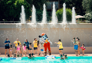 Bambini e adulti si divertono in piscina con una mascotte al Vallicella Glamping Resort in Toscana.