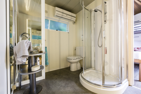 Moderne badkamer in Vacanze col Cuore: Vallicella Glamping Resort met douche, toilet en moderne wastafel.