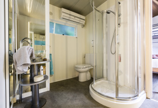 Moderne badeværelse med brusekabine, toilet og håndvask på Vacanze col Cuore: Vallicella Glamping Resort.