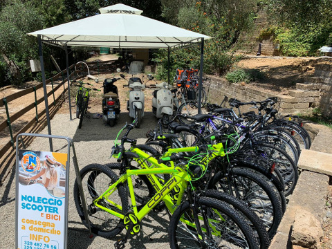 Cykel- og scootudlejning under pavillon hos Vacanze col Cuore: Vallicella Glamping Resort i Toscana.