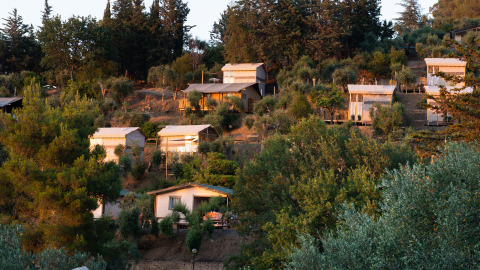 Glamping-Unterkünfte im Vacanze col Cuore: Vallicella Glamping Resort - Cottages Toscane in grüner Hügellandschaft.