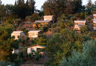 Glampingaccommodaties bij Vacanze col Cuore: Vallicella Glamping Resort - Cottages Toscane op een heuvel.
