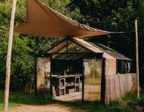 Glamping REBL Outdoor – Bell tenten Friesland, serra di vetro immersa nel verde per un soggiorno nella natura.