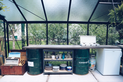 Buitenkeuken bij REBL Outdoor – Bell tenten Friesland met gasstel, servies en koelkastje.