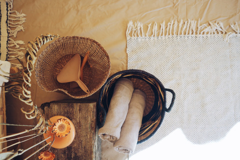 Ambiance chaleureuse chez REBL Outdoor – Bell tenten Friesland, avec paniers, serviettes et déco naturelle.