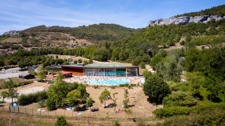 Localización y visión general de la piscina - Villatent - camping la roche d'ully - Ornans, Jura, Francia