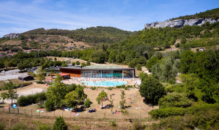 Localización y visión general de la piscina - Villatent - camping la roche d'ully - Ornans, Jura, Francia