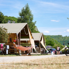 Vista lateral de la tienda - Villatent - camping la roche d'ully - Ornans, Jura, Francia