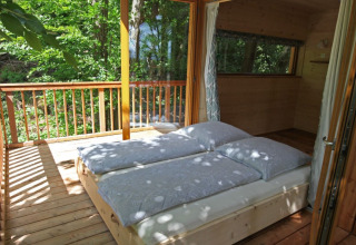 Cabaña en el árbol con cama en terraza de madera, Sankt Martin boomhut - Boomhutten Rijnland-Palts glamping.