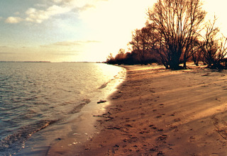 Atardecer en la playa cerca de Camping Am Leuchtturm - Stacaravans Nedersaksen, paisaje tranquilo.