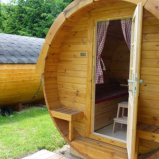 Bijzondere glampingaccommodaties in de vorm van wijnvaten op Natuurcamping Lassan - Wijnvaten Mecklenburg-Vorpommern.