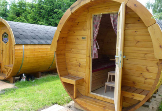 Außergewöhnliche Weinfass-Unterkünfte auf dem Natuurcamping Lassan - Wijnvaten in Mecklenburg-Vorpommern.