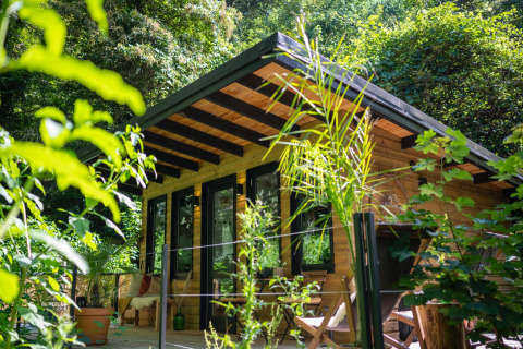 Glamping-indkvartering i naturen hos Land of Deveza - Glamping Portugal, omgivet af frodig skov.