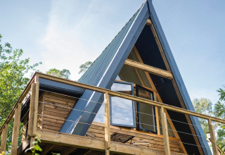 Land of Deveza - Glamping Portugal: Moderna cabaña de madera en forma de A con terraza para glamping en la naturaleza.