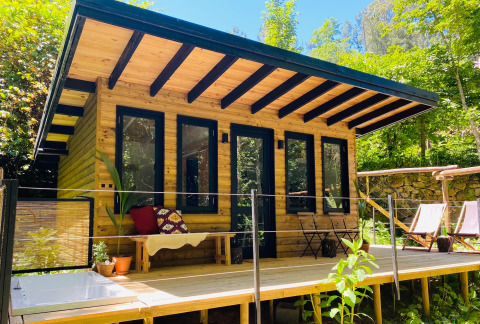 Glamping-ophold i Land of Deveza, Portugal, med hyggelig træhytte omgivet af frodig natur og afslapning