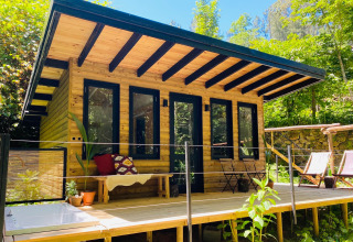 Glamping-ophold i Land of Deveza, Portugal, med hyggelig træhytte omgivet af frodig natur og afslapning