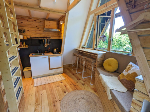 Glamping-accommodatie met keuken, zithoek en uitzicht bij Land of Deveza - Glamping Portugal.