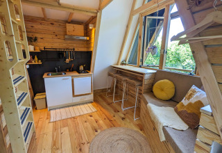 Alojamiento glamping con cocina, zona de estar y vistas en Land of Deveza - Glamping Portugal.