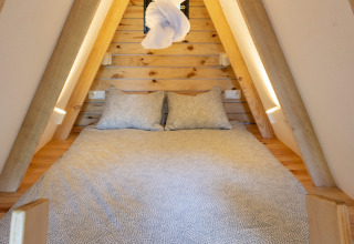 Hébergement glamping confortable avec lit dans une cabane en A chez Land of Deveza - Glamping Portugal.