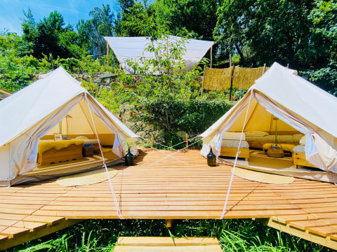 Land of Deveza - Glamping Portugal med to luksuriøse telte, træterrasse og naturskøn udsigt.