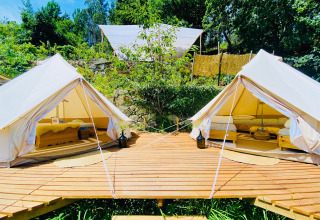 Land of Deveza - Glamping Portugal met twee luxe tenten op een houten terras te midden van de natuur.