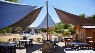 Catering en terraza - Villatent - camping la roche d'ully - Ornans, Jura, Francia