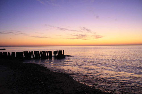 Sunset view at Camping Walkyria - Lodges aan de Oostzee, perfect for glamping or camping by the sea.
