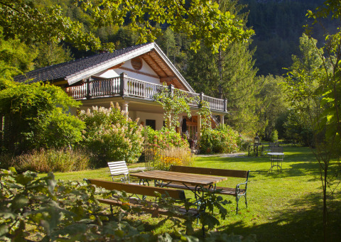Glamping accommodatie Park am See in Obertraun, Oostenrijk, omgeven door groene tuinen en rustieke natuur.