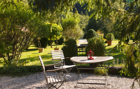 Acogedora zona de asientos al aire libre en el jardín en Park am See - Vakantiewoning en Obertraun, Austria