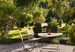 Gemütlicher Sitzbereich im Grünen beim Park am See - Vakantiewoning in Obertraun, Österreich