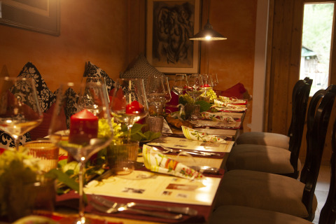 Table élégamment dressée avec bougies et verres à vin, glamping Park am See à Obertraun, Autriche.