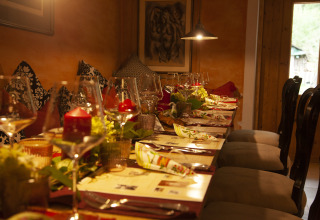 Table élégamment dressée avec bougies et verres à vin, glamping Park am See à Obertraun, Autriche.