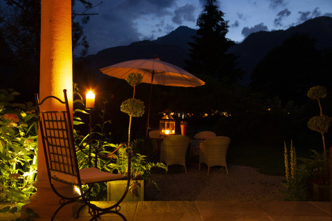 Glamping-Unterkunft bei Park am See in Obertraun, Österreich, abends stimmungsvoll beleuchtet.
