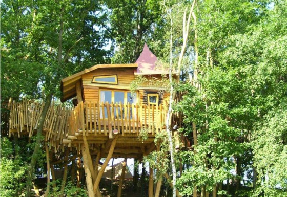 Alojamiento glamping en casa del árbol en un bosque, Het Culturele Eiland Einsiedler - Boomhutten en Sajonia.