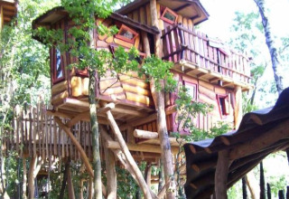 Alojamiento de casa en el árbol para glamping en Het Culturele Eiland Einsiedler - Boomhutten en Sajonia.