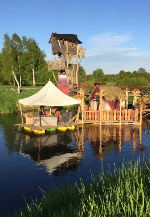 Einzigartige Glamping-Unterkunft mit Baumhaus und Floß am Wasser auf Het Culturele Eiland Einsiedler, Sachsen.
