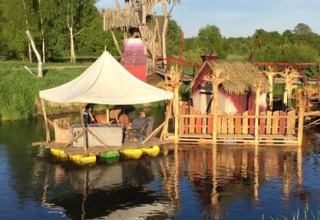 Unik glampingoplevelse med træhytte og tømmerflåde på sø, ved Het Culturele Eiland Einsiedler i Saksen.