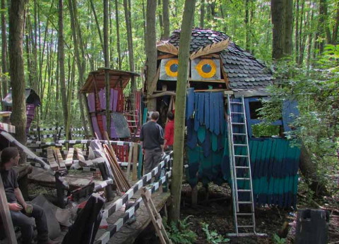 Una cabaña en un árbol con forma de búho, parte del glamping Het Culturele Eiland Einsiedler en Sajonia.