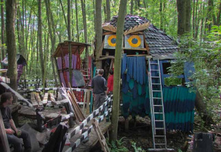 Una cabaña en un árbol con forma de búho, parte del glamping Het Culturele Eiland Einsiedler en Sajonia.