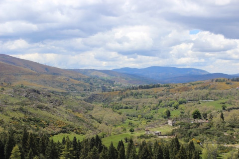 Scenic view of rolling green hills and distant mountains near Glamping Chave Grande - Safaritenten in Portugal.