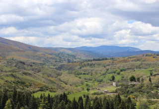 Panoramisch zicht op groene heuvels en bergen nabij Glamping Chave Grande - Safaritenten in Portugal.